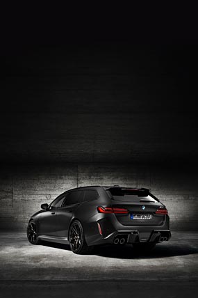 2025 BMW M5 Touring phone wallpaper thumbnail.