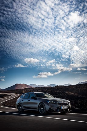 2025 BMW M5 Touring phone wallpaper thumbnail.