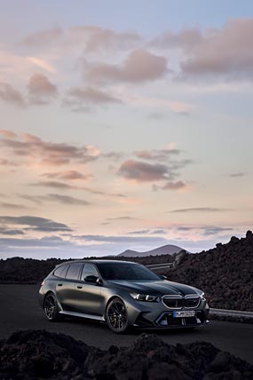 2025 BMW M5 Touring phone wallpaper thumbnail.