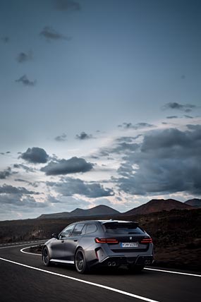 2025 BMW M5 Touring phone wallpaper thumbnail.