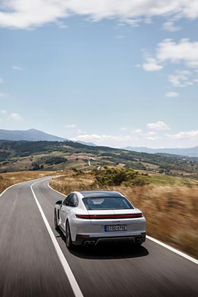 2025 Porsche Panamera Turbo S E-Hybrid phone wallpaper thumbnail.
