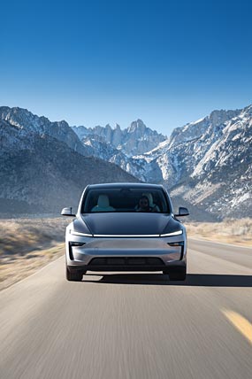 2025 Tesla Model Y phone wallpaper thumbnail.