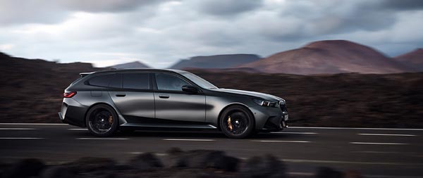 2025 BMW M5 Touring super ultrawide wallpaper thumbnail.