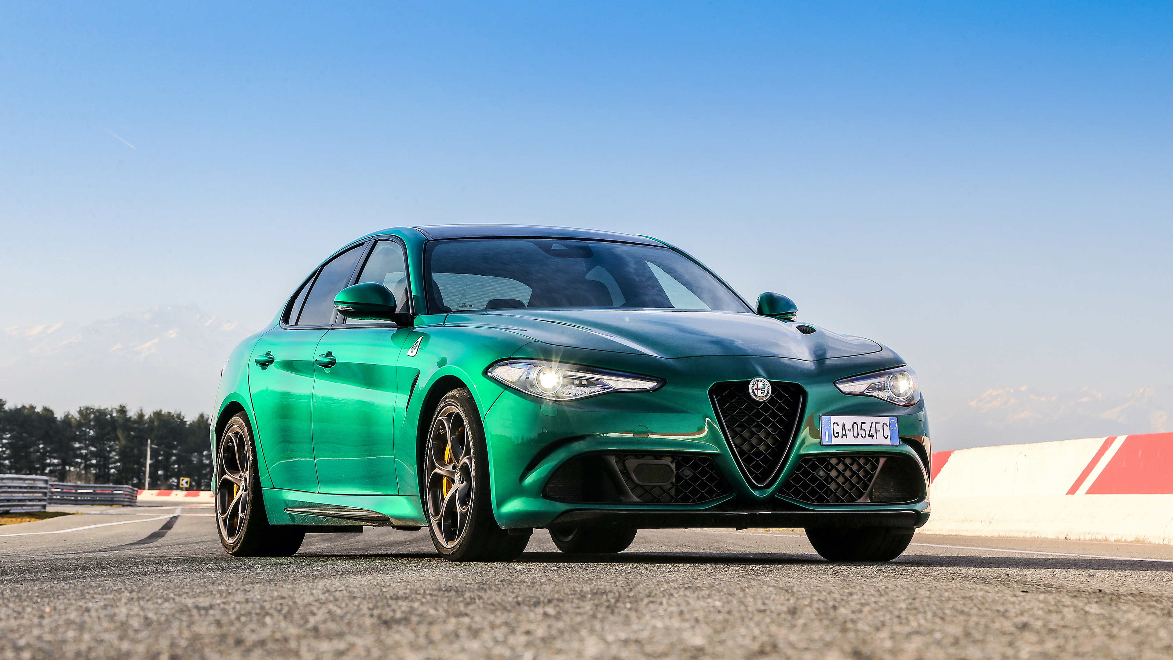 Альфа ромео 2022 года. Альфа Ромео Giulia Quadrifoglio. Альфа Ромео Giulia Quadrifoglio 2020.