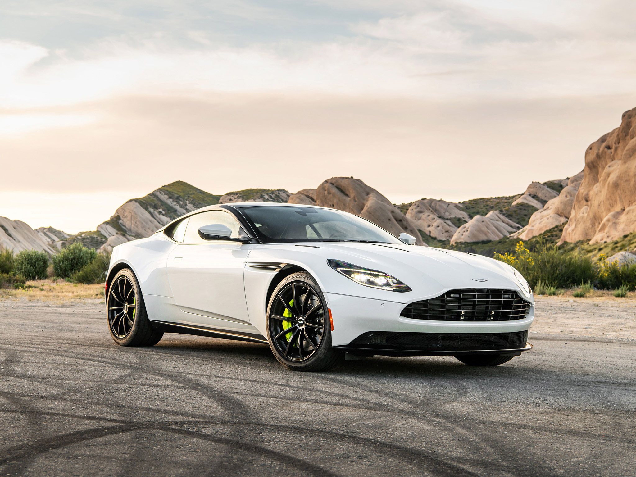  2019 Aston Martin DB11 AMR= Wallpaper.