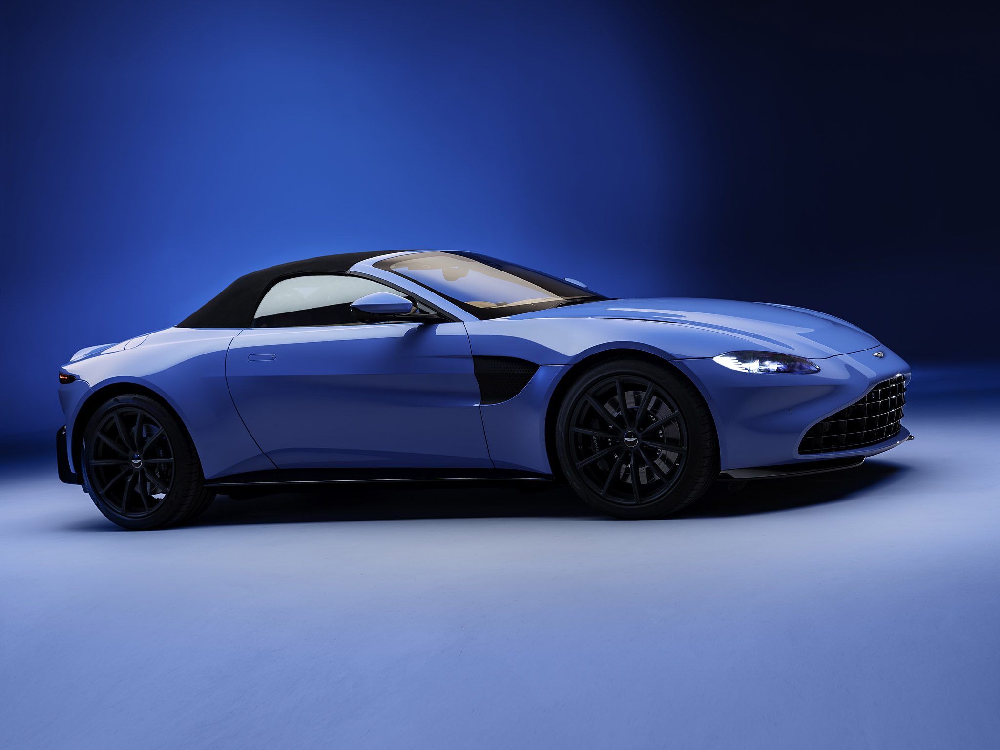  2021 Aston Martin Vantage Roadster Wallpaper.