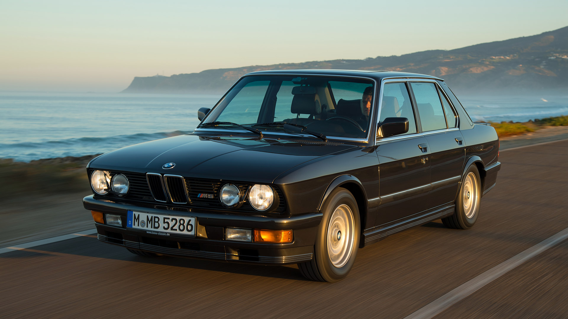  1987 BMW M5 Wallpaper.