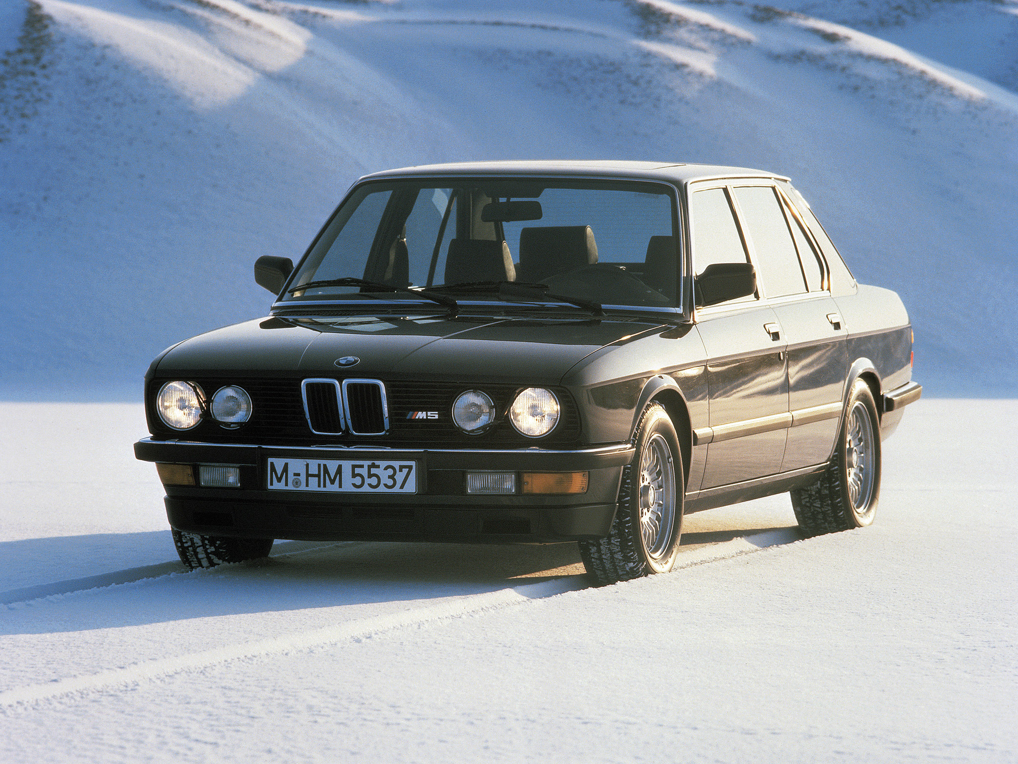  1987 BMW M5 Wallpaper.