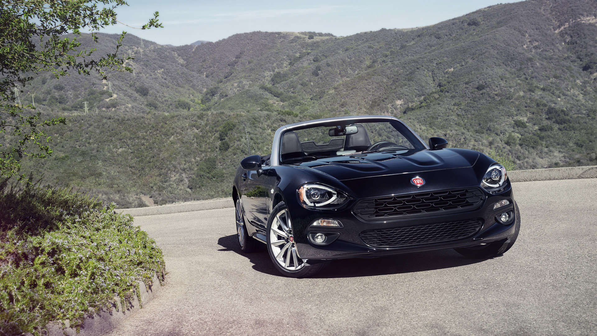  2017 Fiat 124 Spider Wallpaper.