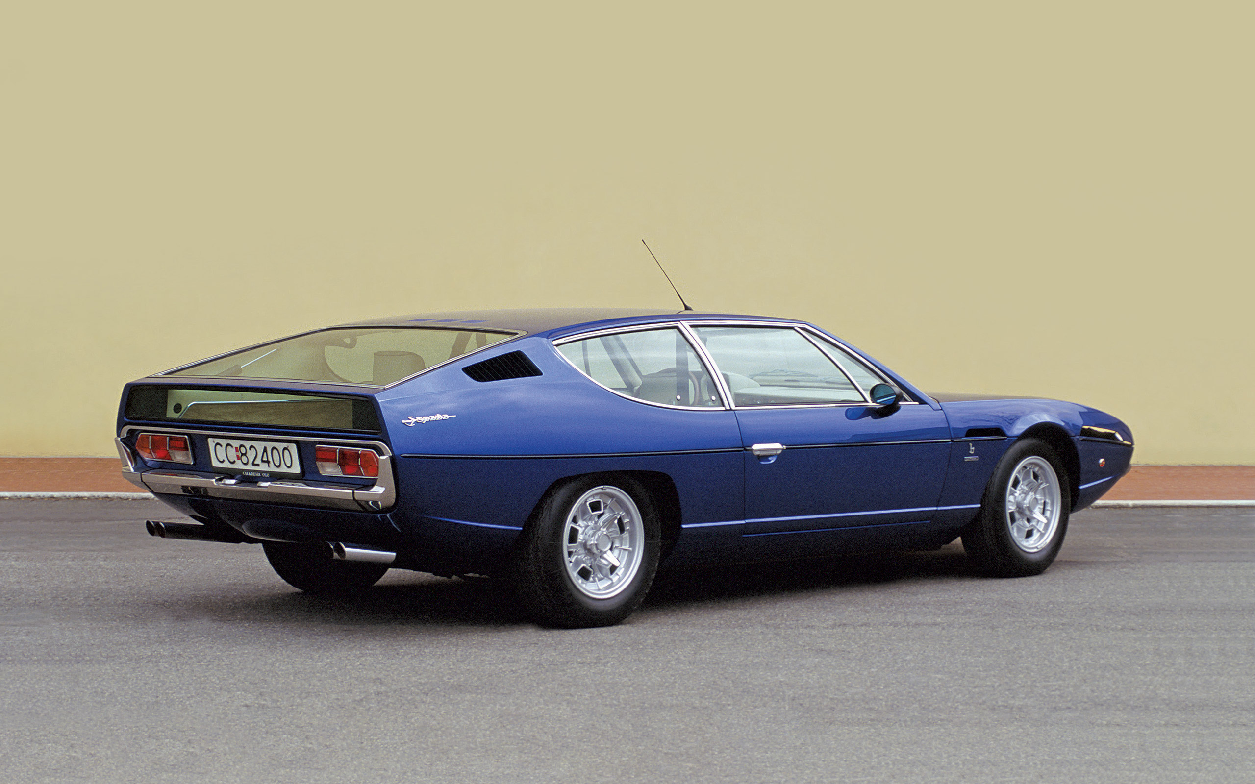  1968 Lamborghini Espada 400 GT Wallpaper.