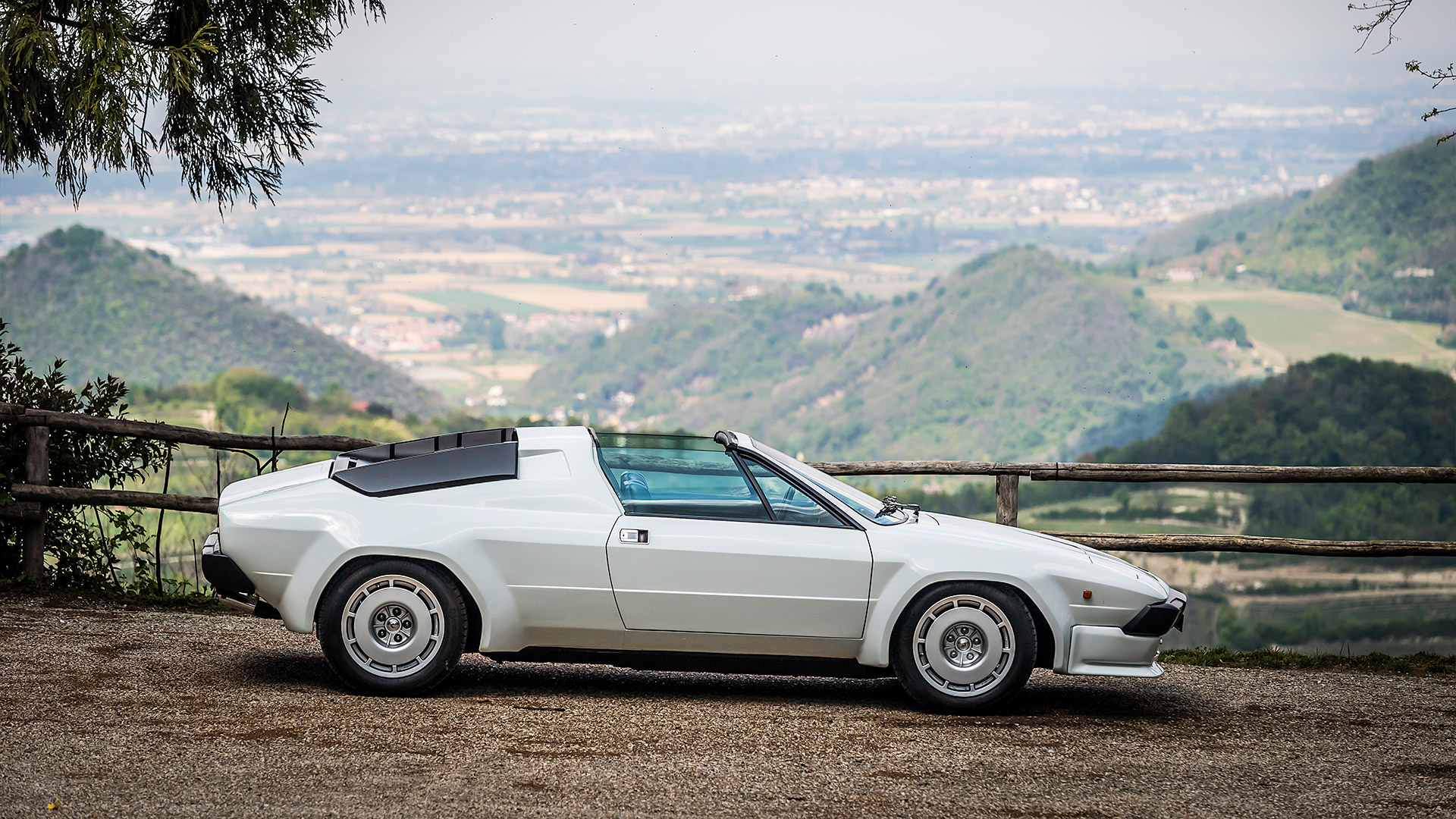  1981 Lamborghini Jalpa Wallpaper.