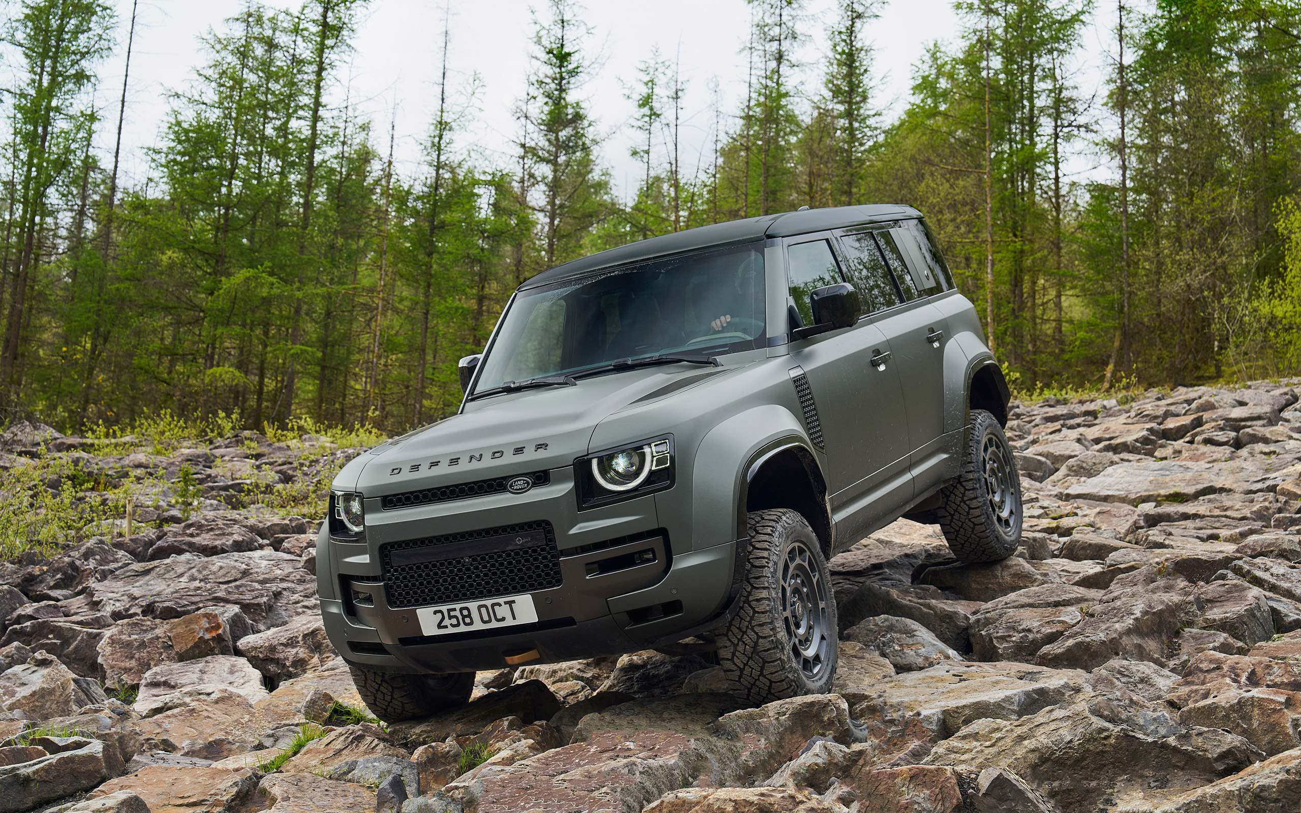  2025 Land Rover Defender Octa Wallpaper.