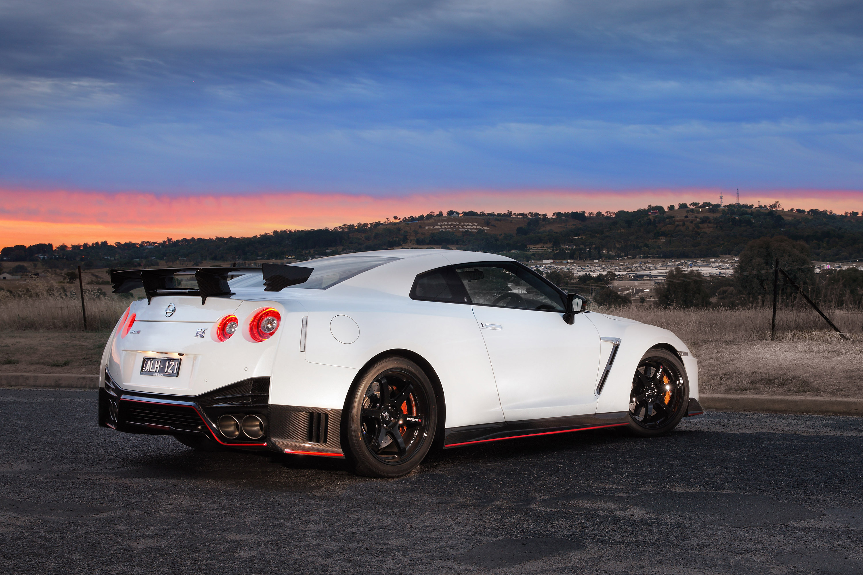 Nissan GTR r35 2017 Р±РµР»С‹Р№