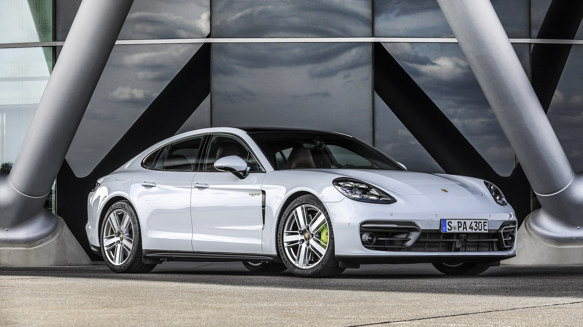  2021 Porsche Panamera 4S E-Hybrid Wallpaper.