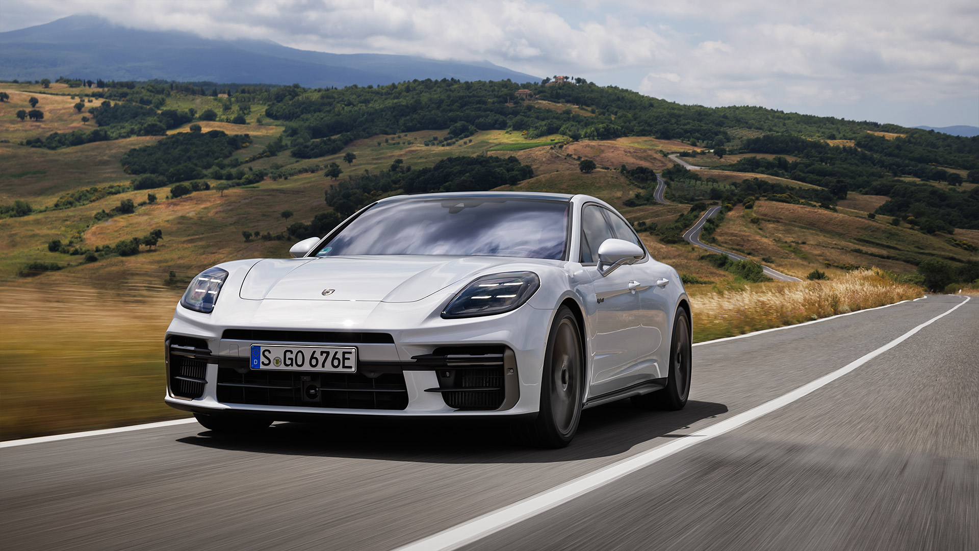  2025 Porsche Panamera Turbo S E-Hybrid Wallpaper.