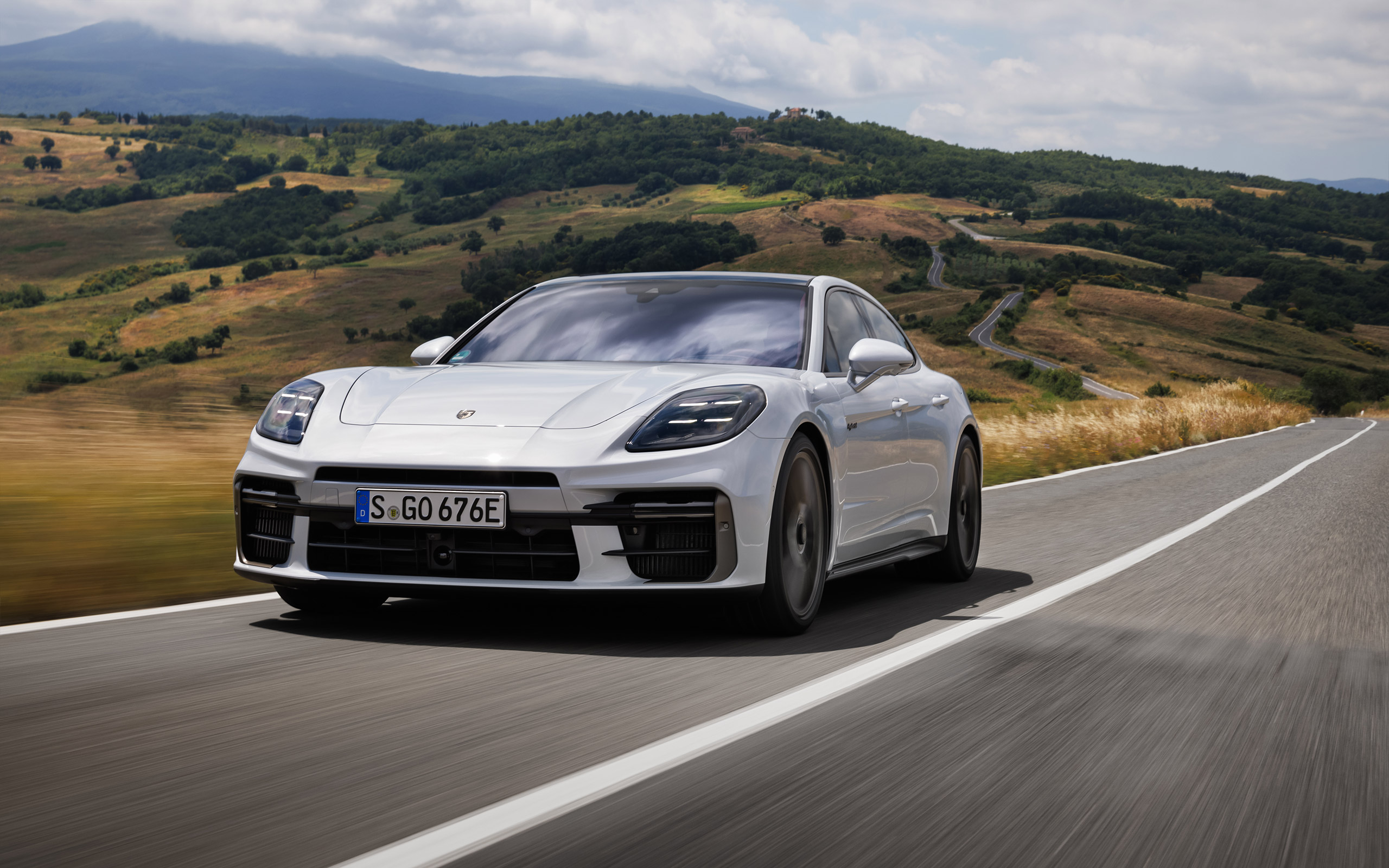  2025 Porsche Panamera Turbo S E-Hybrid Wallpaper.