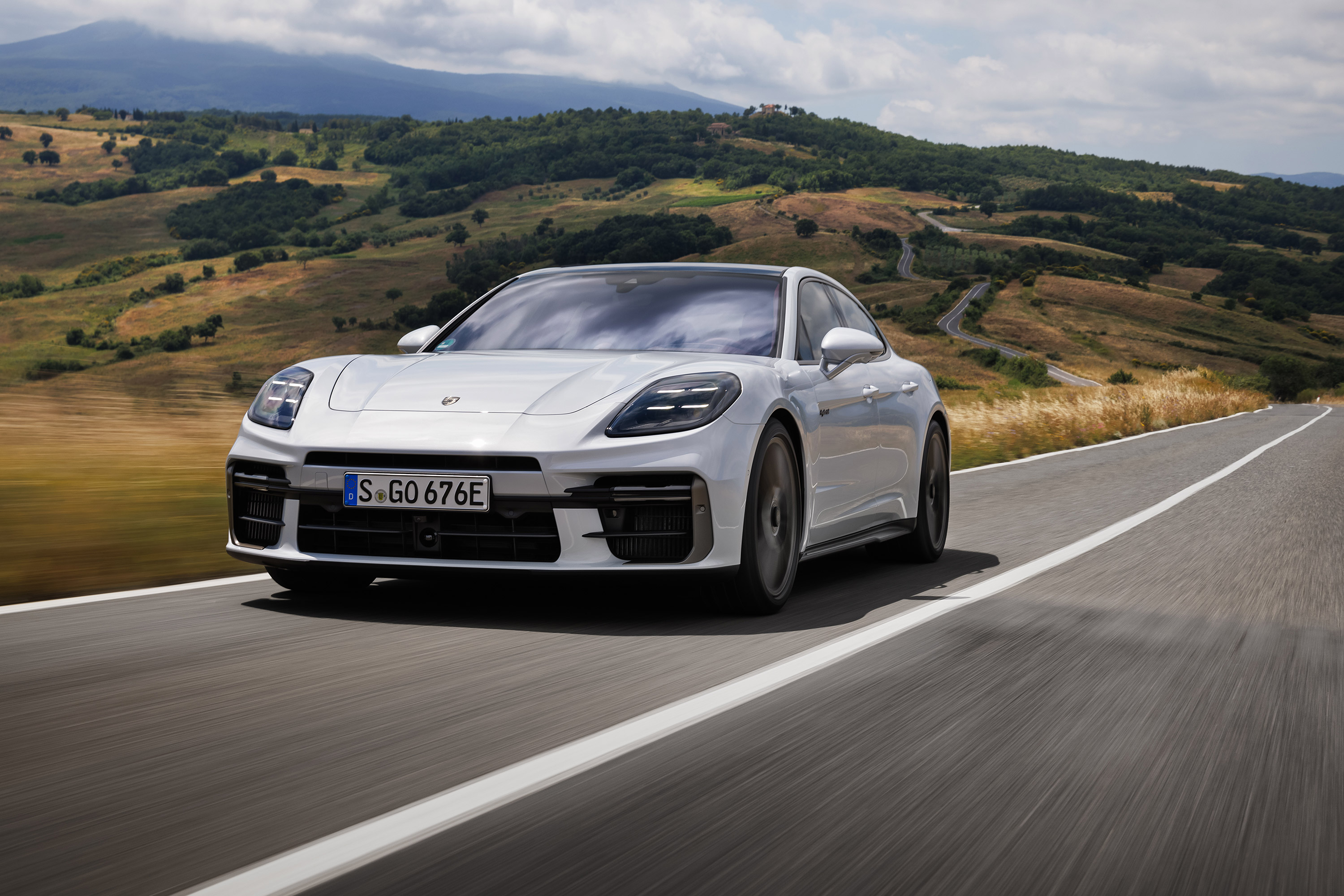  2025 Porsche Panamera Turbo S E-Hybrid Wallpaper.