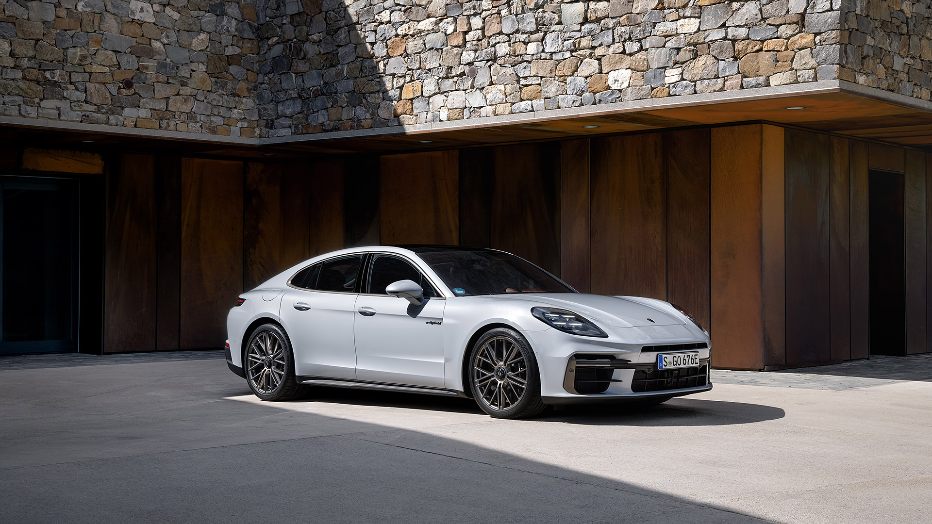  2025 Porsche Panamera Turbo S E-Hybrid Wallpaper.