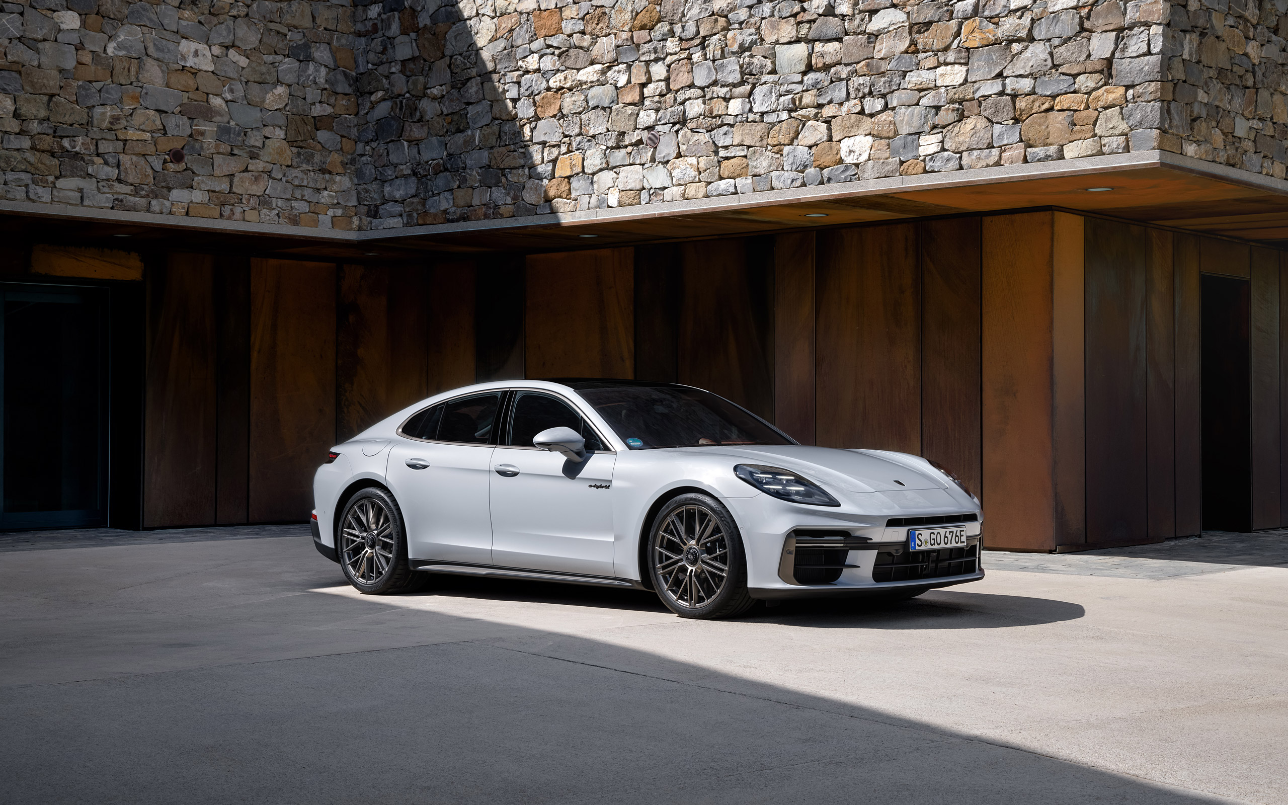  2025 Porsche Panamera Turbo S E-Hybrid Wallpaper.