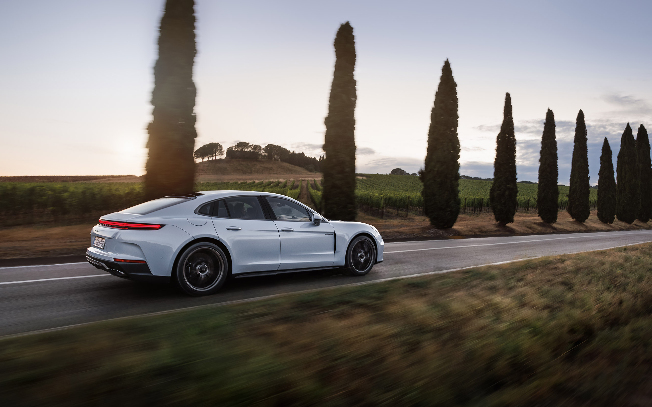  2025 Porsche Panamera Turbo S E-Hybrid Wallpaper.