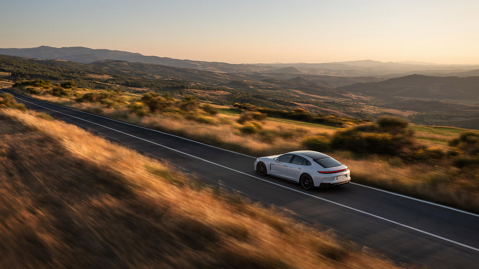  2025 Porsche Panamera Turbo S E-Hybrid Wallpaper.