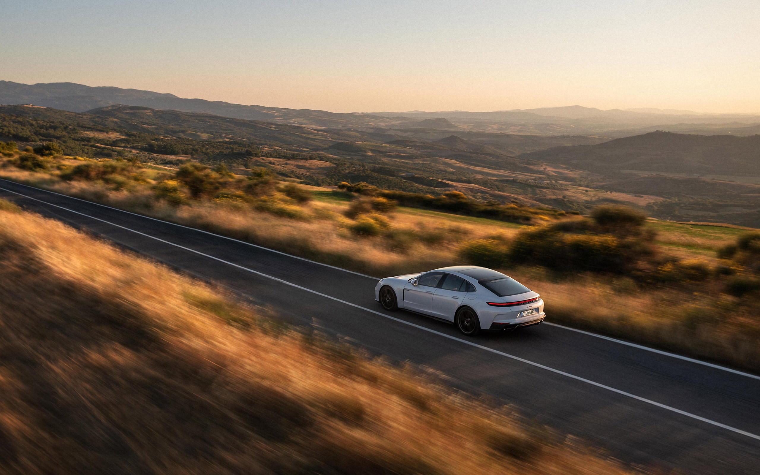  2025 Porsche Panamera Turbo S E-Hybrid Wallpaper.