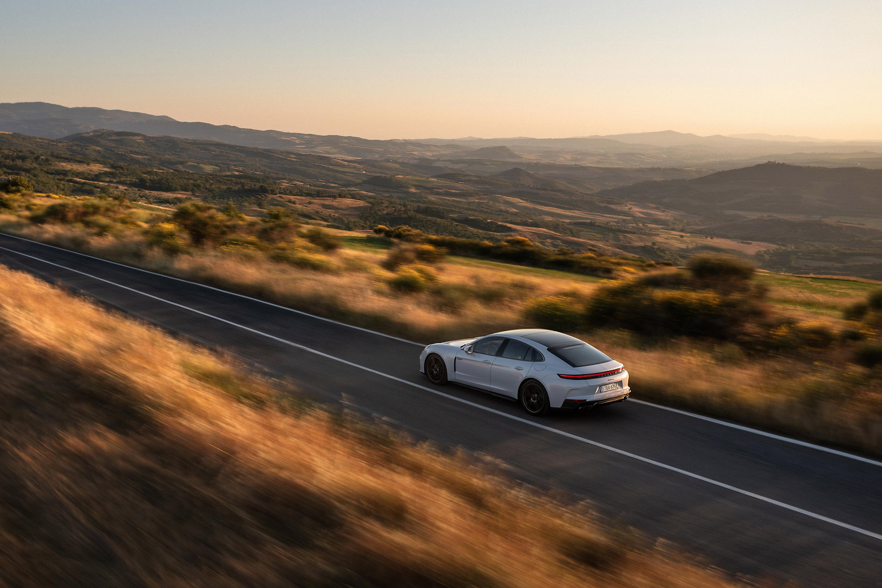  2025 Porsche Panamera Turbo S E-Hybrid Wallpaper.