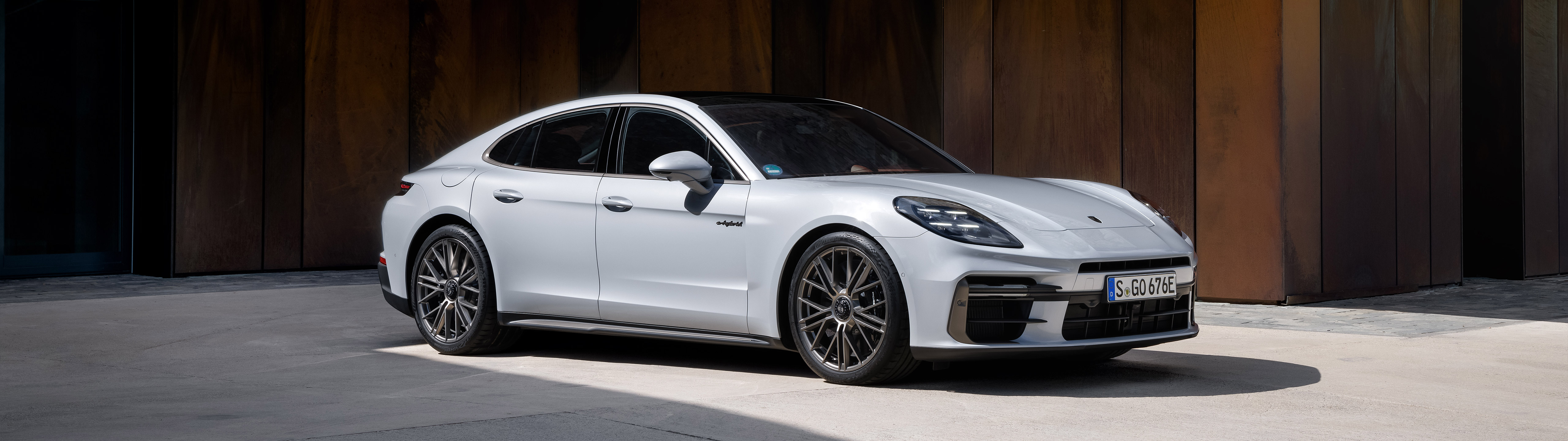  2025 Porsche Panamera Turbo S E-Hybrid Wallpaper.