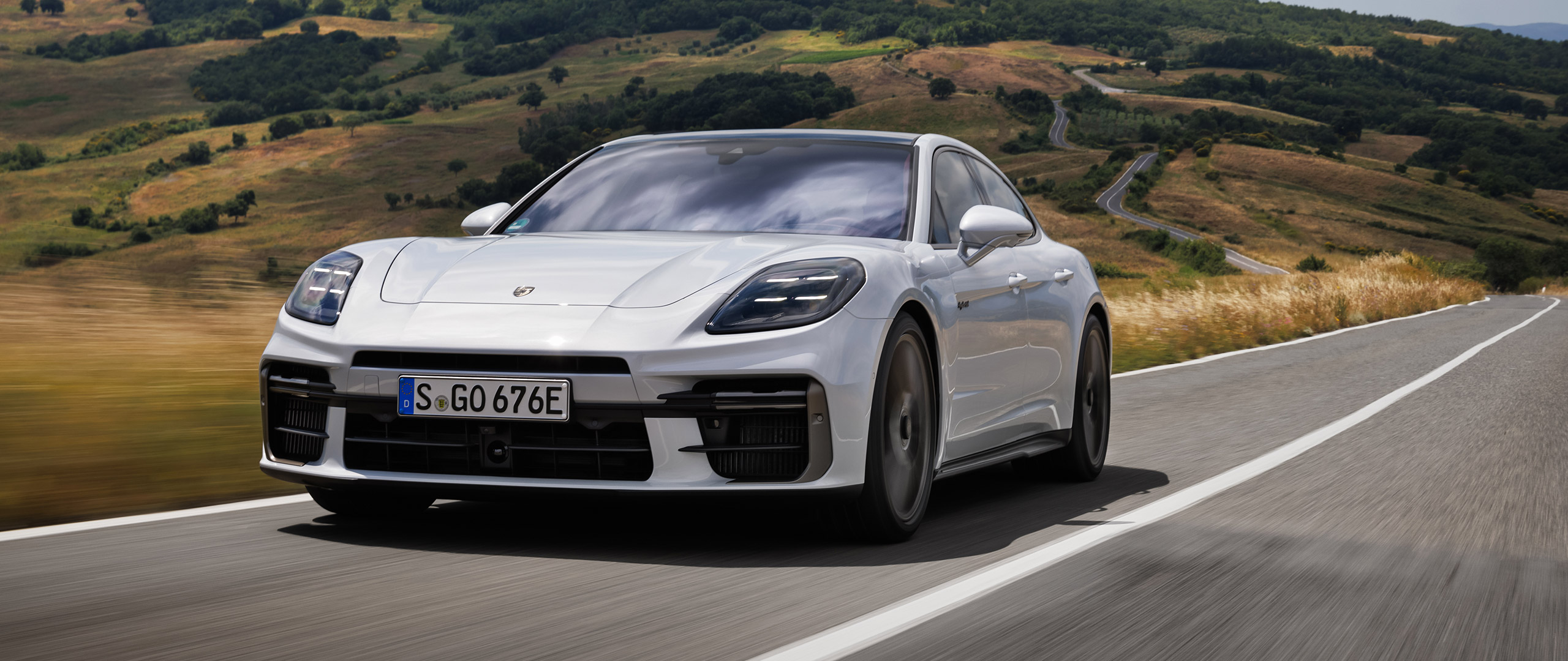  2025 Porsche Panamera Turbo S E-Hybrid Wallpaper.