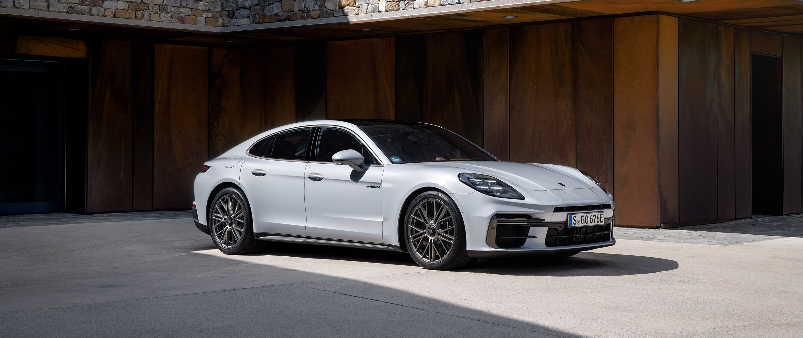  2025 Porsche Panamera Turbo S E-Hybrid Wallpaper.